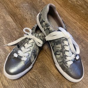 GBG Los Angeles silver & camo sparkle shoes